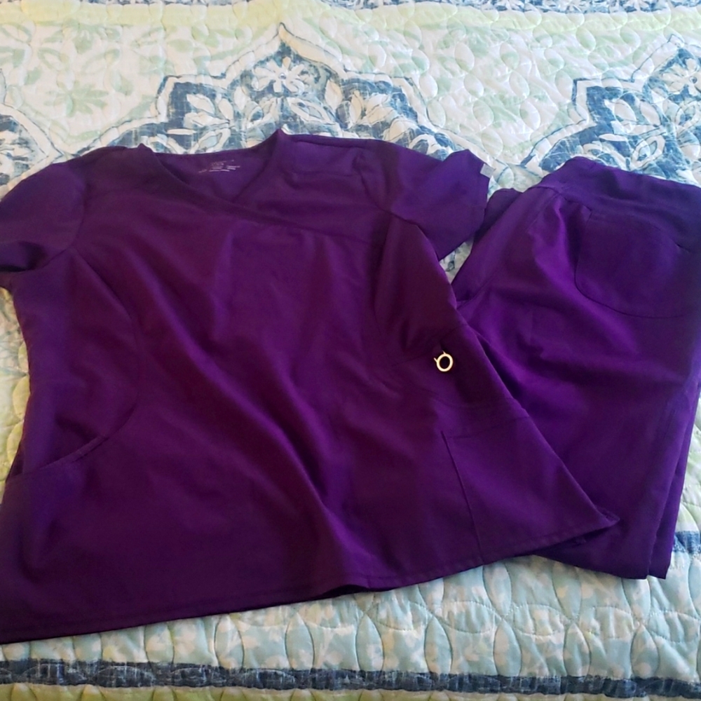 Cherokee Infinity Scrubs Set (Eggplant) size L ***free shipping***